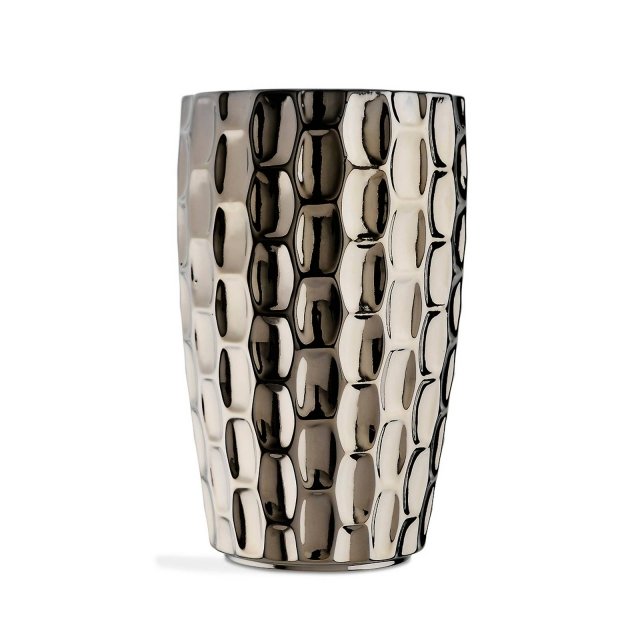 In ceramica smaltata con finitura platino, il vaso Tortuga di Marioni ha il particolare design che ricorda i disegni del carapace della tartaruga. È disponibile anche in altre finiture. Misura 24x40hcm. Prezzo 349 euro. www.marioni.it In ceramica smaltata con finitura platino, il vaso Tortuga di Marioni ha il particolare design che ricorda i disegni del carapace della tartaruga. È disponibile anche in altre finiture. Misura 24x40hcm. Prezzo 349 euro. www.marioni.it