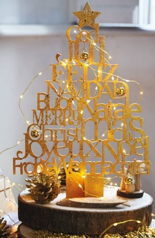 Alberello con scritte augurali in diverse lingue di Zodio in legno dorato con glitter, campanelli e luci Alberello con scritte augurali in diverse lingue di Zodio in legno dorato con glitter, campanelli e luci