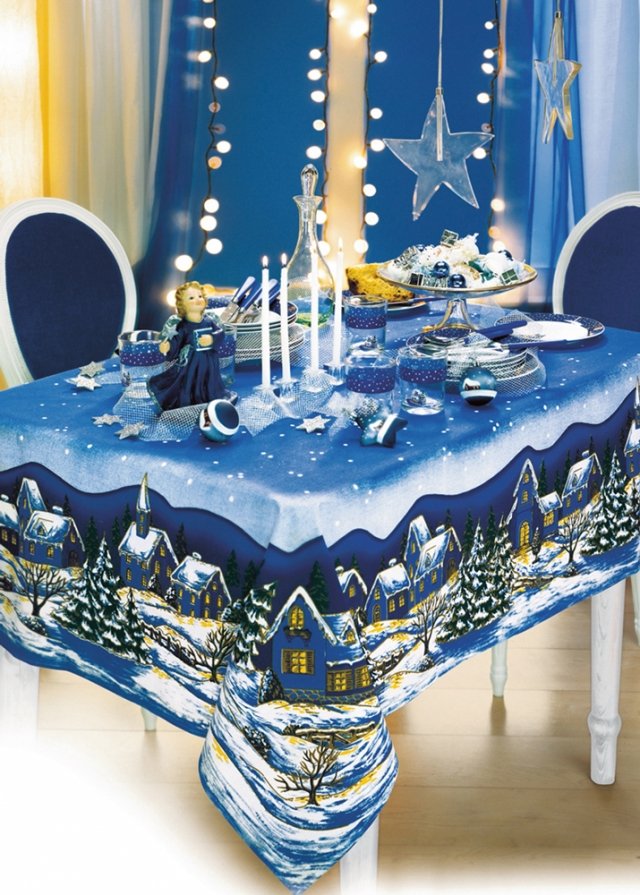 Tovaglia di Natale Paesaggio di Euronova. In cotone accuratamente rifinita, caratterizzata da un paesaggio natalizio molto coinvolgente, in blu. Misura 140x180 cm. Prezzo 7,99 euro. www.euronova-italia.it Tovaglia di Natale Paesaggio di Euronova. In cotone accuratamente rifinita, caratterizzata da un paesaggio natalizio molto coinvolgente, in blu. Misura 140x180 cm. Prezzo 7,99 euro. www.euronova-italia.it