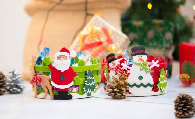 Cestino tondo con decoro natalizio di DMail. Cestino tondo con decoro natalizio di DMail.