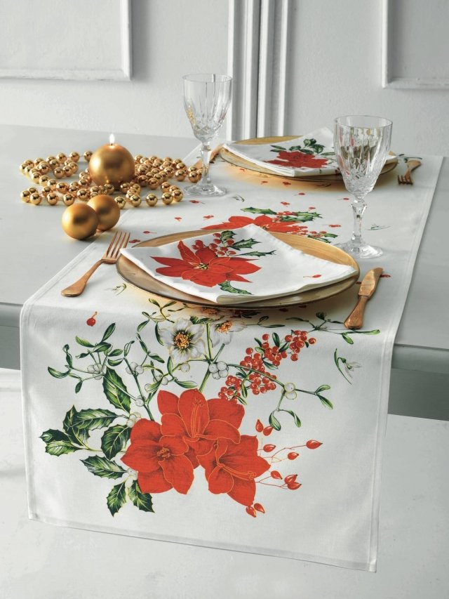 Come tovaglia di Natale, si può scegliere il Runner Rouge Noel di Vallesusa gruppo Gabel. Stampato in digitale su twill di puro cotone con orlo semplice. Venduto con 2 tovaglioli. Misura 50x150 cm. Prezzo 18,50 euro. www.gabelgroup.it Come tovaglia di Natale, si può scegliere il Runner Rouge Noel di Vallesusa gruppo Gabel. Stampato in digitale su twill di puro cotone con orlo semplice. Venduto con 2 tovaglioli. Misura 50x150 cm. Prezzo 18,50 euro. www.gabelgroup.it