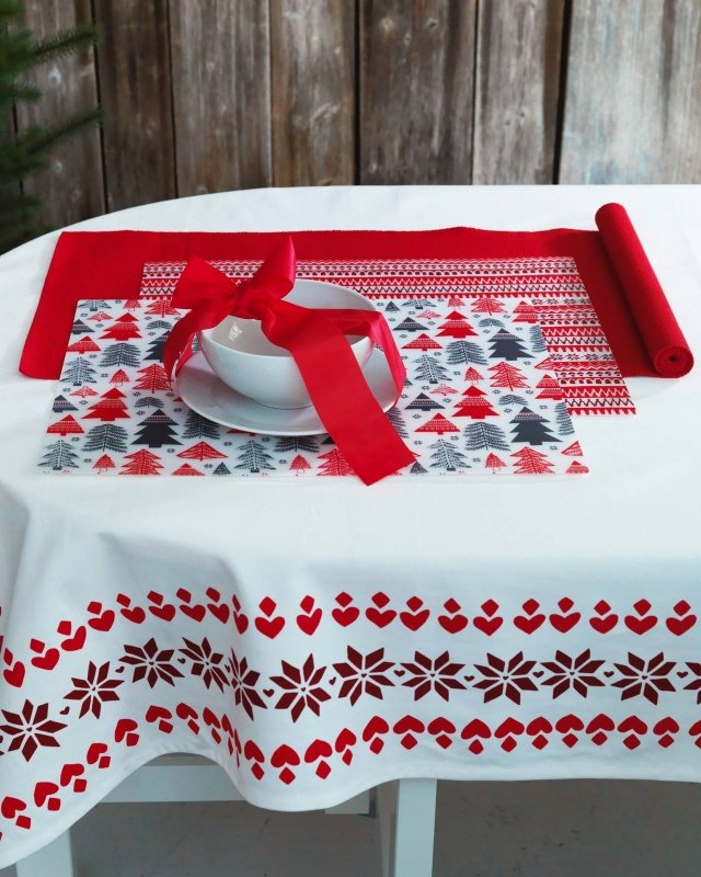 Tovaglia Vinter 2017, design Jennifer Idrizi di Ikea. Cotone 100% stampato con decoro nordico. Si lava in lavatrice a 60° ed è adatta all'asciugatrice. Misura 145x 240 cm. Prezzo 17,99 euro. www.ikea.com Tovaglia Vinter 2017, design Jennifer Idrizi di Ikea. Cotone 100% stampato con decoro nordico. Si lava in lavatrice a 60° ed è adatta all'asciugatrice. Misura 145x 240 cm. Prezzo 17,99 euro. www.ikea.com