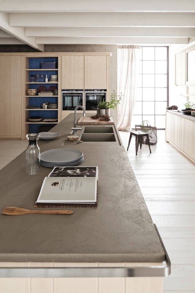 Maestrale di Scandola è la cucina con il top extra in Ecocemento color Fumo (), un composto all’acqua, ecocompatibile, traspirante, esente da cemento, calce e resine epossidiche, che viene steso a mano artigianalmente. Nello stesso materiale, ma nella finitura zinco, sono realizzati anche la cappa e lo schienale. Gli elementi invece sono realizzati in legno massiccio di abete nella finitura per la spazzolata che esalta la venatura; le ante hanno le maniglie a gola scolpite nel massello. Un modulo base misura L 60 x P 58,6 x H 74,5 cm. Prezzo 478,24 euro per la versione base. www.scandolamobili.it Maestrale di Scandola è la cucina con il top extra in Ecocemento color Fumo (), un composto all’acqua, ecocompatibile, traspirante, esente da cemento, calce e resine epossidiche, che viene steso a mano artigianalmente. Nello stesso materiale, ma nella finitura zinco, sono realizzati anche la cappa e lo schienale. Gli elementi invece sono realizzati in legno massiccio di abete nella finitura per la spazzolata che esalta la venatura; le ante hanno le maniglie a gola scolpite nel massello. Un modulo base misura L 60 x P 58,6 x H 74,5 cm. Prezzo 478,24 euro per la versione base. www.scandolamobili.it