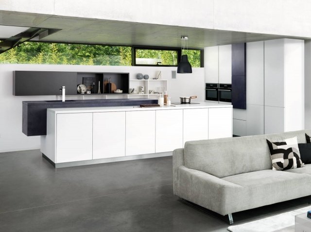 Arcos- Linea Design di Schmidt è organizzata in due zone: l'isola compatta bicolore e l'armadiatura coordinata che ospita anche il frigorifero a incasso. Le ante, come i piani, sono in laminato melamminico declinato in due colori in contrasto, Bianco Crisp opaco e Oxid Blue e creano un raffinato effetto grafico. Prezzo su richiesta. www.home-design.schmidt Arcos- Linea Design di Schmidt è organizzata in due zone: l'isola compatta bicolore e l'armadiatura coordinata che ospita anche il frigorifero a incasso. Le ante, come i piani, sono in laminato melamminico declinato in due colori in contrasto, Bianco Crisp opaco e Oxid Blue e creano un raffinato effetto grafico. Prezzo su richiesta. www.home-design.schmidt