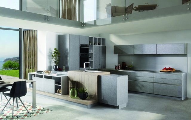 Arcos-Linea Design di Schmidt è la cucina con il top extra in Inno’ Quartz color Perla, un materiale resistente ed elegante allo stesso tempo, con un aspetto minerale di alta gamma. Le ante con le maniglie Eolis a gola, sono in melamminico colore Stucco Grey e danno vita ad una superficie uniforme opaca. La penisola con il lavello è dotata di vani a giorno e di piani di appoggio che creano una piacevole continuità con il living. Prezzo su richiesta. ()www.home-design.schmidt Arcos-Linea Design di Schmidt è la cucina con il top extra in Inno’ Quartz color Perla, un materiale resistente ed elegante allo stesso tempo, con un aspetto minerale di alta gamma. Le ante con le maniglie Eolis a gola, sono in melamminico colore Stucco Grey e danno vita ad una superficie uniforme opaca. La penisola con il lavello è dotata di vani a giorno e di piani di appoggio che creano una piacevole continuità con il living. Prezzo su richiesta. ()www.home-design.schmidt