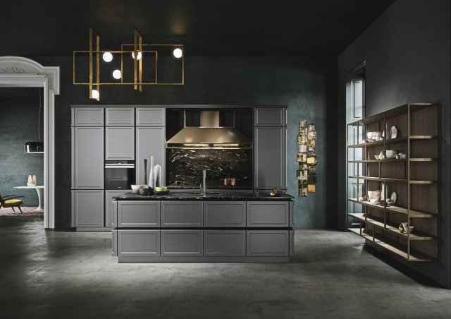 Frame di Snaidero è la cucina con il top extra realizzato in granito black cosmic che riveste anche lo schienale operativo: è un materiale molto resistente all’abrasione, alle macchie e agli agenti acidi, è durevole, resistente e nello stesso tempo particolarmente raffinato. É un modello elegante che mixa proporzioni classiche e dettagli vintage come la cappa nella finitura bronzo che si trasforma in un elemento decorativo. Le ante sono in laccato micalizzato grigio piombo, una laccatura di derivazione automobilistica che è brillante e con un effetto simile al metallizzato. Prezzo su richiesta. www.snaidero.it Frame di Snaidero è la cucina con il top extra realizzato in granito black cosmic che riveste anche lo schienale operativo: è un materiale molto resistente all’abrasione, alle macchie e agli agenti acidi, è durevole, resistente e nello stesso tempo particolarmente raffinato. É un modello elegante che mixa proporzioni classiche e dettagli vintage come la cappa nella finitura bronzo che si trasforma in un elemento decorativo. Le ante sono in laccato micalizzato grigio piombo, una laccatura di derivazione automobilistica che è brillante e con un effetto simile al metallizzato. Prezzo su richiesta. www.snaidero.it