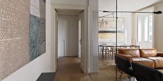 110 mq con una parete in vetro per dividere soggiorno e corridoio e con la cabina armadio dietro al letto