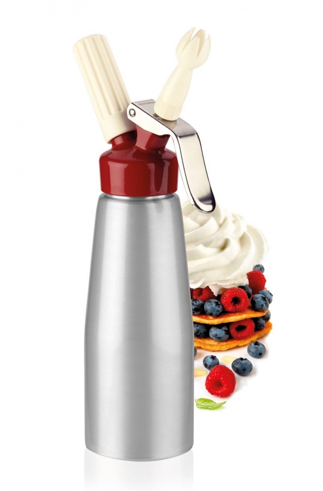Per chi ama la pasticceria, il sifone della linea Delícia di Tescoma permette di realizzare panna montata e mousse dolci o salate utilizzando i più svariati ingredienti. È in alluminio e fornito con tre beccucci decoratori in plastica. Ha capacità di 0,25 litri. Prezzo 59,90 euro. www.tescoma.it Per chi ama la pasticceria, il sifone della linea Delícia di Tescoma permette di realizzare panna montata e mousse dolci o salate utilizzando i più svariati ingredienti. È in alluminio e fornito con tre beccucci decoratori in plastica. Ha capacità di 0,25 litri. Prezzo 59,90 euro. www.tescoma.it