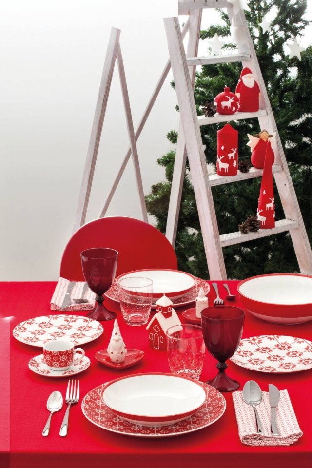 Rosso e bianco per il servizio Piper di Andrea Fontebasso 1760 di Tognana che rende la tavola di Natale allegra e contemporanea. Tutti gli elementi in porcellana sono caratterizzati da un decoro floreale stilizzato di grande personalità. Il piatto piano misura ø 28 cm, prezzo 6 euro; il piatto fondo misura ø 21 cm, prezzo 6 euro. La tazzina da caffè con piattino prezzo 6,50 euro. www.tognanaporcellane.it Rosso e bianco per il servizio Piper di Andrea Fontebasso 1760 di Tognana che rende la tavola di Natale allegra e contemporanea. Tutti gli elementi in porcellana sono caratterizzati da un decoro floreale stilizzato di grande personalità. Il piatto piano misura ø 28 cm, prezzo 6 euro; il piatto fondo misura ø 21 cm, prezzo 6 euro. La tazzina da caffè con piattino prezzo 6,50 euro. www.tognanaporcellane.it