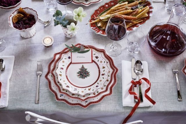 Eleganza senza tempo per la tavola di Natale apparecchiata con gli elementi della collezione Toy's Delight di Villeroy & Boch, tutti realizzati in porcellana Premium bianca e decorati con i simboli della tradizione. Si va dai piatti, disponibili in diversi formati, alle ciotole passando per i segnaposto. Il piattino per il pane, prezzo 14,90 euro. www.villeroyeboch.com Eleganza senza tempo per la tavola di Natale apparecchiata con gli elementi della collezione Toy's Delight di Villeroy & Boch, tutti realizzati in porcellana Premium bianca e decorati con i simboli della tradizione. Si va dai piatti, disponibili in diversi formati, alle ciotole passando per i segnaposto. Il piattino per il pane, prezzo 14,90 euro. www.villeroyeboch.com