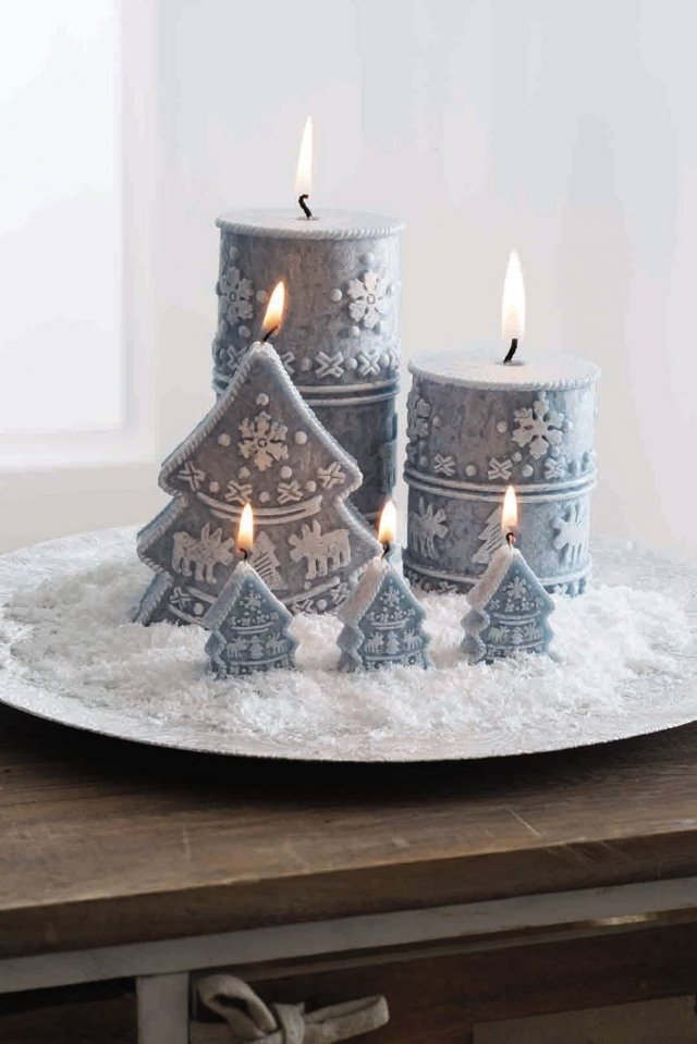 Le candele in cera azzurra a forma di albero di Natale e di cero in vendita da Viridea permettono di creare un suggestivo bosco “fiammeggiante”: basta sistemarle su un vassoio aggiungendo neve artificiale, sassolini o un altro fondo a piacere (purché non infiammabile!). Le candele sono decorate a rilievo con i simboli dell'inverno e hanno dimensioni diverse. Prezzo a partire da 4,90 euro. www.viridea.it Le candele in cera azzurra a forma di albero di Natale e di cero in vendita da Viridea permettono di creare un suggestivo bosco “fiammeggiante”: basta sistemarle su un vassoio aggiungendo neve artificiale, sassolini o un altro fondo a piacere (purché non infiammabile!). Le candele sono decorate a rilievo con i simboli dell'inverno e hanno dimensioni diverse. Prezzo a partire da 4,90 euro. www.viridea.it