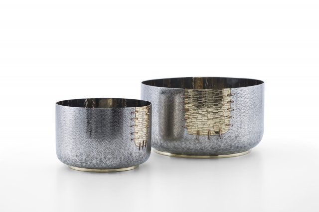 Per fiori recisi con gambo corto o per piantine, le coppe Fukui della collezione I Cuciti di Zanetto sono in bronzo bianco, ottone e rame. Sono disponibili alte 10 cm e 13 cm. Prezzo a partire 375 euro. www.zanetto Per fiori recisi con gambo corto o per piantine, le coppe Fukui della collezione I Cuciti di Zanetto sono in bronzo bianco, ottone e rame. Sono disponibili alte 10 cm e 13 cm. Prezzo a partire 375 euro. www.zanetto