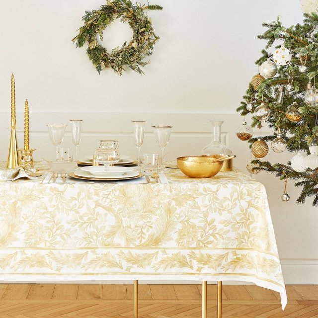 Tutte le sfumature dell'oro per la tavola di Natale di Zara Home che si ispira allo stile classico. La tovaglia Floreale dorata in puro cotone è in grado di rendere sontuoso qualsiasi tavolo (misura L 225 x P 150 cm, prezzo 35,99 euro). Ad impreziosire l'insieme sono i dettagli: l'insalatiera in vetro dorato (prezzo 11,99 euro); la bottiglia intagliata dorata in vetro (prezzo 19,99 euro); i calici in vetro-cristallo con bordo dorato (prezzo da 9,99 euro cad.) e le coppette da gelato in vetro decorato da stelline color oro (prezzo 9,99 euro cad). www.zarahome.com Tutte le sfumature dell'oro per la tavola di Natale di Zara Home che si ispira allo stile classico. La tovaglia Floreale dorata in puro cotone è in grado di rendere sontuoso qualsiasi tavolo (misura L 225 x P 150 cm, prezzo 35,99 euro). Ad impreziosire l'insieme sono i dettagli: l'insalatiera in vetro dorato (prezzo 11,99 euro); la bottiglia intagliata dorata in vetro (prezzo 19,99 euro); i calici in vetro-cristallo con bordo dorato (prezzo da 9,99 euro cad.) e le coppette da gelato in vetro decorato da stelline color oro (prezzo 9,99 euro cad). www.zarahome.com
