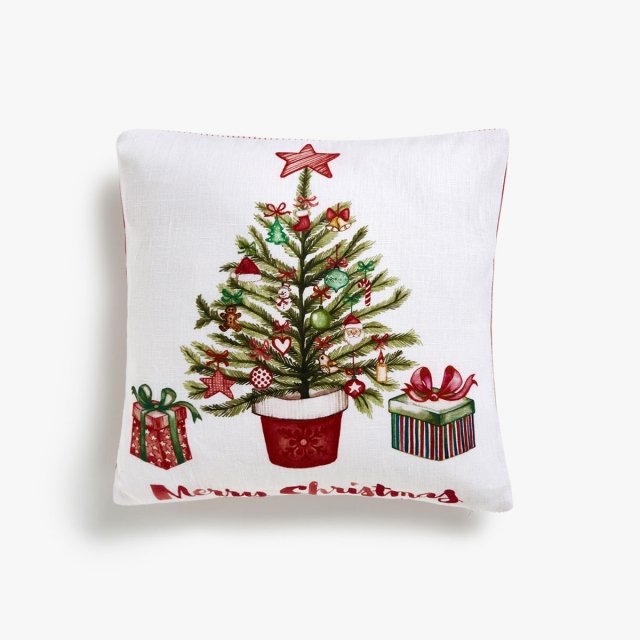 La federa per cuscino Albero di Natale di Zara Home è realizzata in puro lino bianco e consente di avere un morbido abete da divano, basta aggiungere l'imbottitura! Misura L 40 x P 40 cm. Prezzo 19,99 euro. www.zarahome.com La federa per cuscino Albero di Natale di Zara Home è realizzata in puro lino bianco e consente di avere un morbido abete da divano, basta aggiungere l'imbottitura! Misura L 40 x P 40 cm. Prezzo 19,99 euro. www.zarahome.com