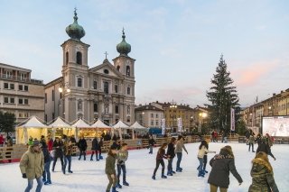 Dal 14 fino al 24 dicembre si svolge a Gorizia il mercatino di Natale con le sue tradizionali bancarelle e la pista di pattinaggio. Foto: Fabrice Gallina. www.turismofvg.it Dal 14 fino al 24 dicembre si svolge a Gorizia il mercatino di Natale con le sue tradizionali bancarelle e la pista di pattinaggio. Foto: Fabrice Gallina. www.turismofvg.it