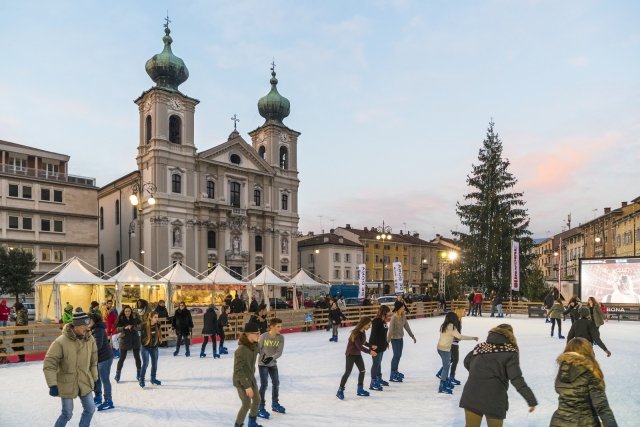 Dal 14 fino al 24 dicembre si svolge a Gorizia il mercatino di Natale con le sue tradizionali bancarelle. Foto: Fabrice Gallina. www.turismofvg.it Dal 14 fino al 24 dicembre si svolge a Gorizia il mercatino di Natale con le sue tradizionali bancarelle. Foto: Fabrice Gallina. www.turismofvg.it