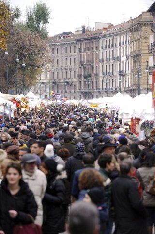 Intorno al Castello Sforzesco (piazza Castello – via Gadio – piazza del Cannone) si tiene a Milano dal 7 al 10 dicembre, dalle 10 alle 24, la tradizionale fiera degli “Oh Bej! Oh Bej!”. Il nome deriverebbe dall’esclamazione di stupore dei bambini milanesi alla vista dei prodotti esposti. Photo© Comune di Milano. Intorno al Castello Sforzesco (piazza Castello – via Gadio – piazza del Cannone) si tiene a Milano dal 7 al 10 dicembre, dalle 10 alle 24, la tradizionale fiera degli “Oh Bej! Oh Bej!”. Il nome deriverebbe dall’esclamazione di stupore dei bambini milanesi alla vista dei prodotti esposti. Photo© Comune di Milano.