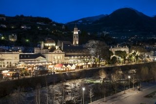 Ai Mercatini di Natale di Merano fino al 6 gennaio nelle tipiche casette in legno lungo il fiume Passirio si trovano tanti prodotti dell’artigianato tradizionale e specialità altoatesine. Foto: Alex Filz. http://mercatini.merano.eu/ Ai Mercatini di Natale di Merano fino al 6 gennaio nelle tipiche casette in legno lungo il fiume Passirio si trovano tanti prodotti dell’artigianato tradizionale e specialità altoatesine. Foto: Alex Filz. http://mercatini.merano.eu/