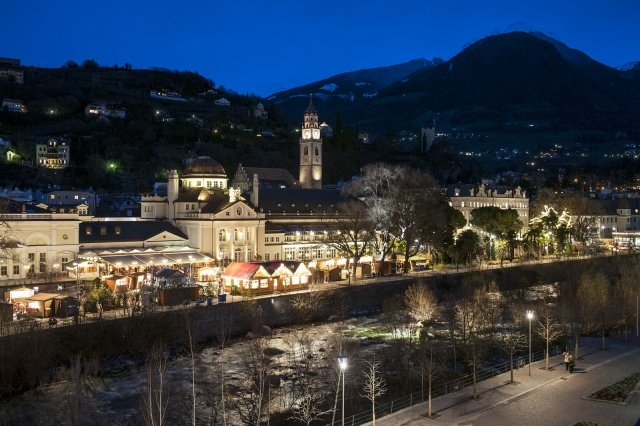 Ai Mercatini di Natale di Merano fino al 6 gennaio nelle tipiche casette in legno lungo il fiume Passirio si trovano tanti prodotti dell’artigianato tradizionale e specialità altoatesine. Foto: Alex Filz. http://mercatini.merano.eu/ Ai Mercatini di Natale di Merano fino al 6 gennaio nelle tipiche casette in legno lungo il fiume Passirio si trovano tanti prodotti dell’artigianato tradizionale e specialità altoatesine. Foto: Alex Filz. http://mercatini.merano.eu/