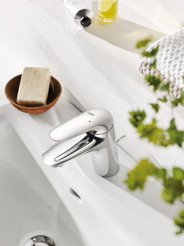 Ha getto d’acqua fluido e linee delicate il miscelatore monocomando Eurostyle New a leva chiusa di Grohe. Il rubinetto consuma soltanto 5,7 litri d’acqua al minuto. Prezzo del modello in foto, Iva esclusa, 124 euro. www.grohe.it Ha getto d’acqua fluido e linee delicate il miscelatore monocomando Eurostyle New a leva chiusa di Grohe. Il rubinetto consuma soltanto 5,7 litri d’acqua al minuto. Prezzo del modello in foto, Iva esclusa, 124 euro. www.grohe.it