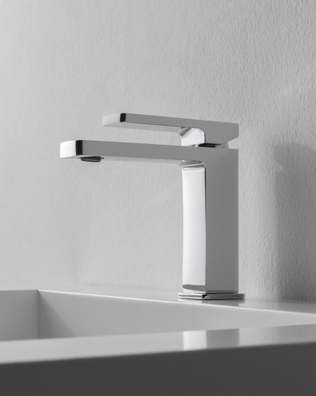 Il miscelatore monocomando per lavabo della serie QQuadro di Zazzeri ha forma semplice ed essenziale. È dotato di aeratore con riduttore di portata che limita il flusso dell’acqua a circa 5,5 l/min. Prezzo del rubinetto in versione cromata in foto, Iva esclusa, 171 euro www.zazzeri.it Il miscelatore monocomando per lavabo della serie QQuadro di Zazzeri ha forma semplice ed essenziale. È dotato di aeratore con riduttore di portata che limita il flusso dell’acqua a circa 5,5 l/min. Prezzo del rubinetto in versione cromata in foto, Iva esclusa, 171 euro www.zazzeri.it