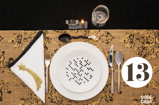 Per fashionist che non rinunciano a un tocco originale: sulla tovaglia nera un runner in juta grezza con decori preziosi, piatti grafici, calice in cristallo, posate di acciaio, tovagliolo di lino bianco con bordo nero, cucchiaio da dolce in osso e madreperla. E poi un angioletto portacandelina e una stella cometa a ricordarci che è Natale! Per fashionist che non rinunciano a un tocco originale: sulla tovaglia nera un runner in juta grezza con decori preziosi, piatti grafici, calice in cristallo, posate di acciaio, tovagliolo di lino bianco con bordo nero, cucchiaio da dolce in osso e madreperla. E poi un angioletto portacandelina e una stella cometa a ricordarci che è Natale!