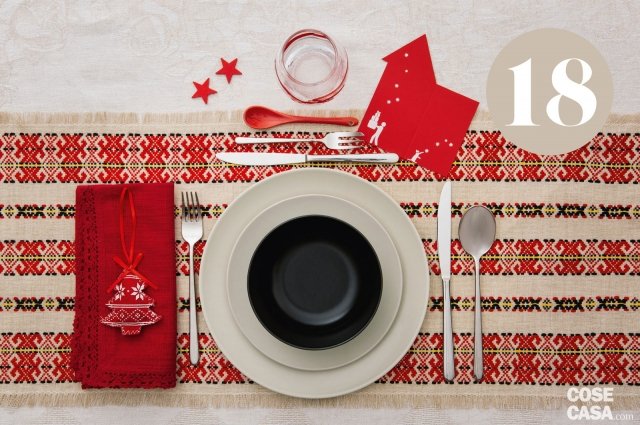 Stile baita ma superchic con la tovaglia in lino e il runner ricamato della nonna a fare da sfondo. Come mise en place, piatti écru e ciotola nera a contrasto, posate minimal, cucchiaio da dolce in ceramica, tovagliolo rifinito in pizzo, stelline, bicchiere con arabeschi. Due segnaposto: un alberello in panno e una card, grafica e poetica, di Cartèa. Stile baita ma superchic con la tovaglia in lino e il runner ricamato della nonna a fare da sfondo. Come mise en place, piatti écru e ciotola nera a contrasto, posate minimal, cucchiaio da dolce in ceramica, tovagliolo rifinito in pizzo, stelline, bicchiere con arabeschi. Due segnaposto: un alberello in panno e una card, grafica e poetica, di Cartèa.