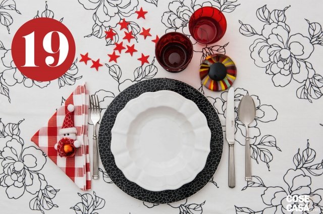 Un piatto fondo col bordo smerlato si poggia su uno piano effetto “craclé”, in bianco e nero come la tovaglia a fiori grafici. Per ravvivare l’insieme e renderlo natalizio si può completare con un tovagliolo bianco e rosso (qui è a quadri, ma va bene anche a righe o a pois), bicchieri rossi, un presse-papier e una pallina a forma di omino di neve. Un piatto fondo col bordo smerlato si poggia su uno piano effetto “craclé”, in bianco e nero come la tovaglia a fiori grafici. Per ravvivare l’insieme e renderlo natalizio si può completare con un tovagliolo bianco e rosso (qui è a quadri, ma va bene anche a righe o a pois), bicchieri rossi, un presse-papier e una pallina a forma di omino di neve.