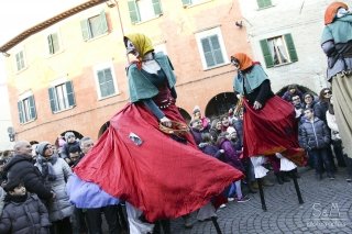 Anche quest’anno Urbania in provincia di Pesaro Urbino si trasforma a inizio gennaio nella città della Befana. Ovunque nel centro della città si trovano stand con prodotti tipici ed eventi dedicata alla Befana. Foto: S&M photographers. www.festadellabefana.com Anche quest’anno Urbania in provincia di Pesaro Urbino si trasforma a inizio gennaio nella città della Befana. Ovunque nel centro della città si trovano stand con prodotti tipici ed eventi dedicata alla Befana. Foto: S&M photographers. www.festadellabefana.com