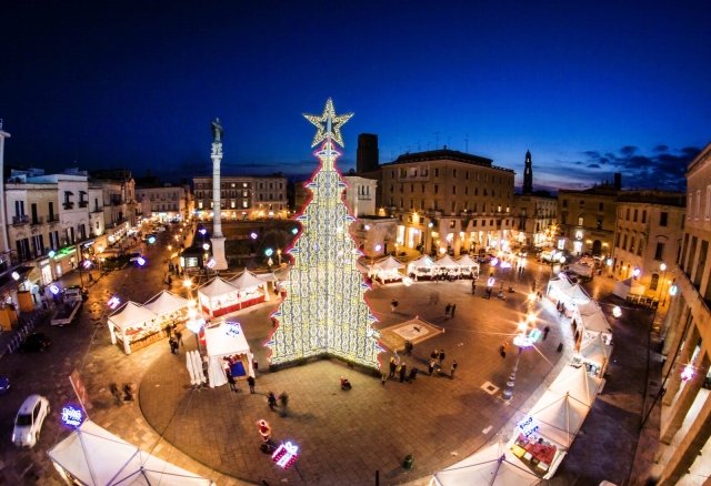 A Lecce la Fiera di Santa Lucia si tiene anche quest’anno nell’ex convento dei Teatini fino al 26 dicembre, mentre in altre piazze, come in Piazza Sant’Oronzo, sono dislocati altri mercatini natalizi. Foto: Paolo Laku. www.viaggiareinpuglia.it A Lecce la Fiera di Santa Lucia si tiene anche quest’anno nell’ex convento dei Teatini fino al 26 dicembre, mentre in altre piazze, come in Piazza Sant’Oronzo, sono dislocati altri mercatini natalizi. Foto: Paolo Laku. www.viaggiareinpuglia.it