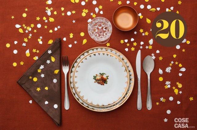 Il bagliore dei metalli fa luccicare la mise en place più “veloce”: basta aggiungere a una tovaglia di lino color ruggine un tovagliolo di fiandra caffè, piatti vintage, posate di acciaio, un calice di cristallo, una ciotolina in rame per panini mignon, una pioggia di lustrini (in vendita ci sono confezioni economiche). Et voilà… si festeggia! Il bagliore dei metalli fa luccicare la mise en place più “veloce”: basta aggiungere a una tovaglia di lino color ruggine un tovagliolo di fiandra caffè, piatti vintage, posate di acciaio, un calice di cristallo, una ciotolina in rame per panini mignon, una pioggia di lustrini (in vendita ci sono confezioni economiche). Et voilà… si festeggia!