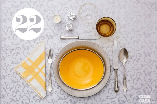Argento tradizionale più giallo per un posto tavola originale. Le posate sono quelle di famiglia, in argento lavorato, il piatto piano ha una micro texture a rilievo, argentata come il bordo del piatto fondo in ceramica gialla. Il tovagliolo riprende il colore del piatto così come il bicchiere da acqua, in nuance più scura. E poi mini pacchetti e una candelina segnaposto. Argento tradizionale più giallo per un posto tavola originale. Le posate sono quelle di famiglia, in argento lavorato, il piatto piano ha una micro texture a rilievo, argentata come il bordo del piatto fondo in ceramica gialla. Il tovagliolo riprende il colore del piatto così come il bicchiere da acqua, in nuance più scura. E poi mini pacchetti e una candelina segnaposto.