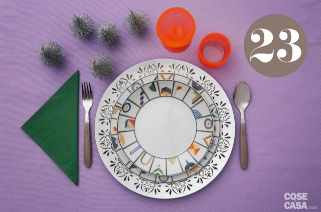 Un boschetto di alberelli argentati decora la tavola di Natale più semplice. Piatti con motivi geometrici si accompagnano a un sottopiatto in melammina traforata, posate con sfumature cangianti, bicchieri arancio fluo e tovagliolo di carta verde. La tovaglia glicine (riprende uno dei colori dei piatti) è insolita ma funziona in un’abitazione dai toni pastello. Un boschetto di alberelli argentati decora la tavola di Natale più semplice. Piatti con motivi geometrici si accompagnano a un sottopiatto in melammina traforata, posate con sfumature cangianti, bicchieri arancio fluo e tovagliolo di carta verde. La tovaglia glicine (riprende uno dei colori dei piatti) è insolita ma funziona in un’abitazione dai toni pastello.