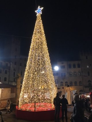 Ad Arezzo per tutto il periodo natalizio si può ammirare un originale percorso di installazioni luminose che fa brillare le piazze e le strade principali mettendo in evidenza monumenti e architetture. Foto: Arezzo Città del Natale. www.arezzocittadelnatale.it Ad Arezzo per tutto il periodo natalizio si può ammirare un originale percorso di installazioni luminose che fa brillare le piazze e le strade principali mettendo in evidenza monumenti e architetture. Foto: Arezzo Città del Natale. www.arezzocittadelnatale.it