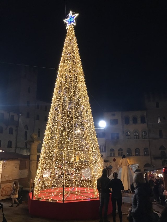 Ad Arezzo per tutto il periodo natalizio si può ammirare un originale percorso di installazioni luminose che fa brillare le piazze e le strade principali mettendo in evidenza monumenti e architetture. Foto: Arezzo Città del Natale. www.arezzocittadelnatale.it Ad Arezzo per tutto il periodo natalizio si può ammirare un originale percorso di installazioni luminose che fa brillare le piazze e le strade principali mettendo in evidenza monumenti e architetture. Foto: Arezzo Città del Natale. www.arezzocittadelnatale.it
