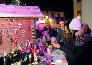 Prodotti artigianali e locali si trovano anche nei mercatini del Trentino, come nel borgo di Siror (nella foto), a Rango o a Fiera di Primiero, anche la secondo domenica d’Avvento. Foto: Silvano Angelani www.sanmartino.com Prodotti artigianali e locali si trovano anche nei mercatini del Trentino, come nel borgo di Siror (nella foto), a Rango o a Fiera di Primiero, anche la secondo domenica d’Avvento. Foto: Silvano Angelani www.sanmartino.com