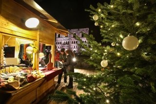 Il mercatino di Natale Marché Vert Noël con i tanti prodotti tipici e tradizionali si protrae ad Aosta nella suggestiva scenografia del Teatro Romano fino al 7 gennaio. Foto: Enrico Romanzi. http://www.lovevda.it/it/eventi Il mercatino di Natale Marché Vert Noël con i tanti prodotti tipici e tradizionali si protrae ad Aosta nella suggestiva scenografia del Teatro Romano fino al 7 gennaio. Foto: Enrico Romanzi. http://www.lovevda.it/it/eventi