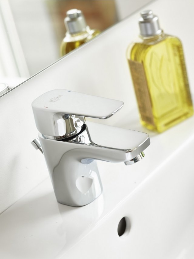 Ha bocca d’erogazione fissa il miscelatore monocomando per lavabo Ceraplan III di Ideal Standard con finitura cromata e una portata massima di 5 l/min. Prezzo del rubinetto 103 euro. www.idealstandard.it Ha bocca d’erogazione fissa il miscelatore monocomando per lavabo Ceraplan III di Ideal Standard con finitura cromata e una portata massima di 5 l/min. Prezzo del rubinetto 103 euro. www.idealstandard.it