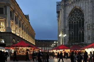 Intorno al Duomo di Milano presso gli stand del mercatino di Natale sono esposti fino all’8 gennaio tanti prodotti artigianali provenienti da tutta Italia. Photo© Comune di Milano. Intorno al Duomo di Milano presso gli stand del mercatino di Natale sono esposti fino all’8 gennaio tanti prodotti artigianali provenienti da tutta Italia. Photo© Comune di Milano.