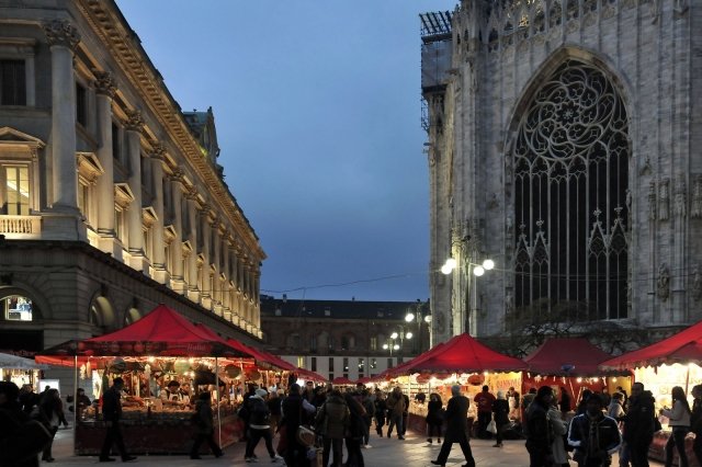 Intorno al Duomo di Milano presso gli stand del mercatino di Natale sono esposti fino all’8 gennaio tanti prodotti artigianali provenienti da tutta Italia. Photo© Comune di Milano. Intorno al Duomo di Milano presso gli stand del mercatino di Natale sono esposti fino all’8 gennaio tanti prodotti artigianali provenienti da tutta Italia. Photo© Comune di Milano.