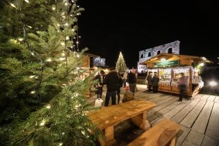 Prodotti d’artigianato e specialità locali si possono acquistare in molte località della Valle d’Aosta, oltre che al mercatino di Natale Marché Vert Noël di Aosta. Foto: Enrico Romanzi http://www.lovevda.it/it/eventi Prodotti d’artigianato e specialità locali si possono acquistare in molte località della Valle d’Aosta, oltre che al mercatino di Natale Marché Vert Noël di Aosta. Foto: Enrico Romanzi http://www.lovevda.it/it/eventi