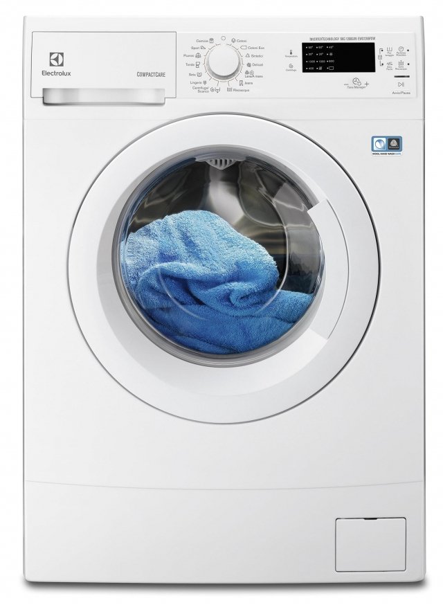 Con la funzione TimeManager® della lavatrice con carica frontale EWS 1266 FDW di Electrolux si può scegliere la durata del lavaggio in base alle proprie esigenze. Con un carico massimo di 6 kg, è in classe di efficienza energetica A+++- 10%. Ha i seguenti programmi speciali: Lana Woolmark Blue, Lavabili solo a mano, Lingerie, Seta, Piumini, Jeans, Tende, Sport e Camicie. Misura L 60 x P 38/42 x H 85 cm. Prezzo 497 euro. www.electrolux.it Con la funzione TimeManager® della lavatrice con carica frontale EWS 1266 FDW di Electrolux si può scegliere la durata del lavaggio in base alle proprie esigenze. Con un carico massimo di 6 kg, è in classe di efficienza energetica A+++- 10%. Ha i seguenti programmi speciali: Lana Woolmark Blue, Lavabili solo a mano, Lingerie, Seta, Piumini, Jeans, Tende, Sport e Camicie. Misura L 60 x P 38/42 x H 85 cm. Prezzo 497 euro. www.electrolux.it