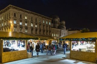 Fino al 26 dicembre a Trieste tante occasioni per acquistare prodotti tipici, anche internazionali, ai Mercatini di Natale in centro storico (Largo Barriera Vecchia, Piazza Goldoni, Piazza S. Giovanni, Piazza S. Antonio e vie limitrofe Dante, Genova, Ponchielli, Paganini, Torri, San Lazzaro, Piazza della Borsa e Piazza dell’Unità Italia). Foto: Fabrice Gallina. www.turismofvg.it Fino al 26 dicembre a Trieste tante occasioni per acquistare prodotti tipici, anche internazionali, ai Mercatini di Natale in centro storico (Largo Barriera Vecchia, Piazza Goldoni, Piazza S. Giovanni, Piazza S. Antonio e vie limitrofe Dante, Genova, Ponchielli, Paganini, Torri, San Lazzaro, Piazza della Borsa e Piazza dell’Unità Italia). Foto: Fabrice Gallina. www.turismofvg.it