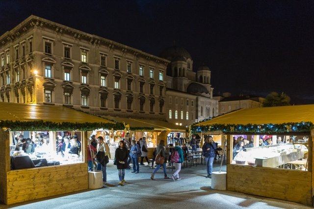 Fino al 26 dicembre a Trieste tante occasioni per acquistare prodotti tipici, anche internazionali, ai Mercatini di Natale in centro storico (Largo Barriera Vecchia, Piazza Goldoni, Piazza S. Giovanni, Piazza S. Antonio e vie limitrofe Dante, Genova, Ponchielli, Paganini, Torri, San Lazzaro, Piazza della Borsa e Piazza dell’Unità Italia). Foto: Fabrice Gallina. www.turismofvg.it Fino al 26 dicembre a Trieste tante occasioni per acquistare prodotti tipici, anche internazionali, ai Mercatini di Natale in centro storico (Largo Barriera Vecchia, Piazza Goldoni, Piazza S. Giovanni, Piazza S. Antonio e vie limitrofe Dante, Genova, Ponchielli, Paganini, Torri, San Lazzaro, Piazza della Borsa e Piazza dell’Unità Italia). Foto: Fabrice Gallina. www.turismofvg.it