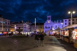 In Piazza San Giacomo a Udine si perpetua anche quest’anno, fino al 24 dicembre, la tradizione del mercatino di Natale, dalle 10 alle 19, dove si possono trovare prodotti dell’artigianato locale e tante idee regalo. Foto: F. Gallina www.turismofvg.it In Piazza San Giacomo a Udine si perpetua anche quest’anno, fino al 24 dicembre, la tradizione del mercatino di Natale, dalle 10 alle 19, dove si possono trovare prodotti dell’artigianato locale e tante idee regalo. Foto: F. Gallina www.turismofvg.it
