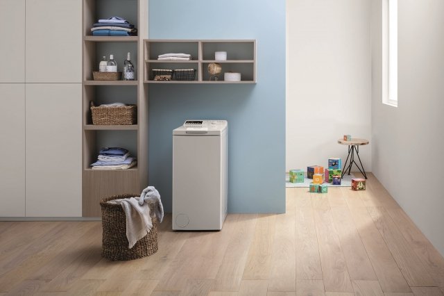 È dotata di Ciclo baby che garantisce a 40 °C igiene assoluta per i capi dei bambini e rispetto totale di pelle e tessuti la lavatrice salvaspazio con carica dall’alto WMTG 723 H R di Hotpoint. Con un carico massimo di 7 kg, è in classe di efficienza energetica A+++. Misura L 40 x P 60 x H 90 cm. Prezzo 619 euro. www.hotpoint.it È dotata di Ciclo baby che garantisce a 40 °C igiene assoluta per i capi dei bambini e rispetto totale di pelle e tessuti la lavatrice salvaspazio con carica dall’alto WMTG 723 H R di Hotpoint. Con un carico massimo di 7 kg, è in classe di efficienza energetica A+++. Misura L 40 x P 60 x H 90 cm. Prezzo 619 euro. www.hotpoint.it
