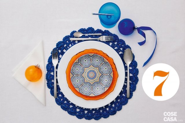 Arancio, bianco, blu e sovrapposizioni per la tavola di Natale mix&match: tovaglietta di rafia macramè, piatto minimal in porcellana bianca, piatto arancione in vetro disegnato a rilievo, piattino con motivi geometrici dello zellige (tipica maiolica marocchina). Calice satinato, cannuccia, posate d’acciaio e palline di vetro da “fermare” con un pezzetto di pongo. Arancio, bianco, blu e sovrapposizioni per la tavola di Natale mix&match: tovaglietta di rafia macramè, piatto minimal in porcellana bianca, piatto arancione in vetro disegnato a rilievo, piattino con motivi geometrici dello zellige (tipica maiolica marocchina). Calice satinato, cannuccia, posate d’acciaio e palline di vetro da “fermare” con un pezzetto di pongo.
