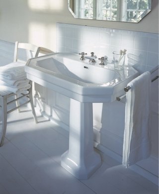 lavandino su colonna con troppopieno di forma ottagonale serie 1930 di Duravit in ceramica bianca lavandino su colonna con troppopieno di forma ottagonale serie 1930 di Duravit in ceramica bianca