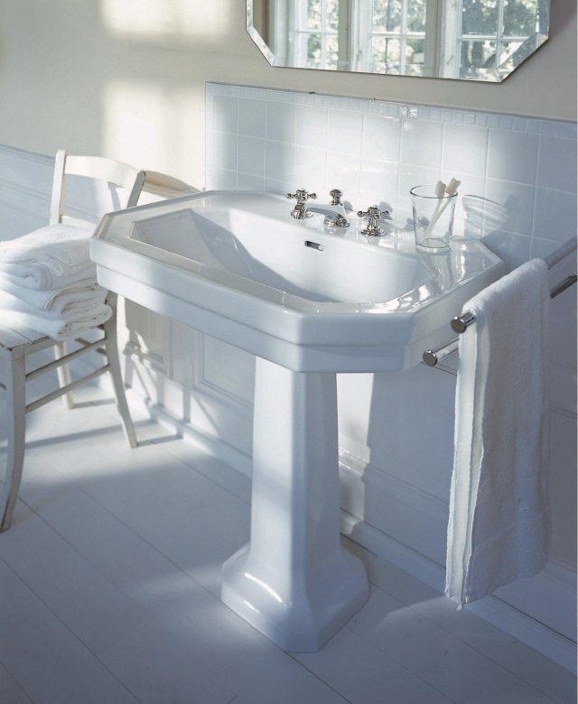 Poggia su colonna il lavabo con troppopieno di forma ottagonale della serie 1930 di Duravit in ceramica bianca. È disponibile nella larghezza di 60,70 o 80 cm. Prezzo nella misura L 60 x P 41 cm 578 euro. www.duravit.it Poggia su colonna il lavabo con troppopieno di forma ottagonale della serie 1930 di Duravit in ceramica bianca. È disponibile nella larghezza di 60,70 o 80 cm. Prezzo nella misura L 60 x P 41 cm 578 euro. www.duravit.it