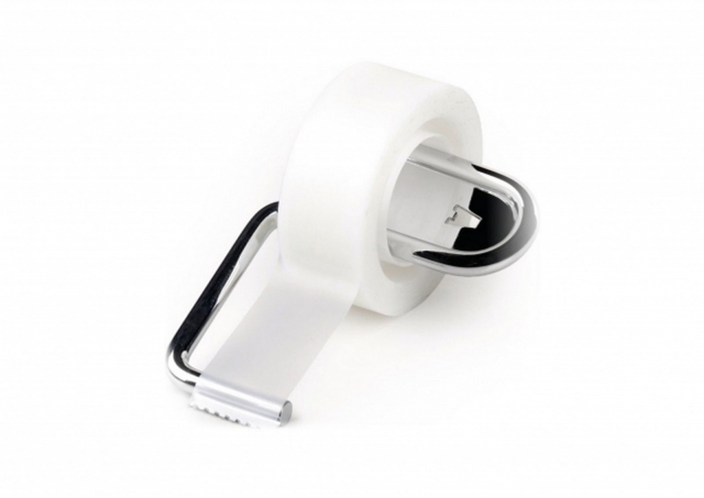 Porta Nastri Adesivo Filo di Marie Schenker/ECAL per Alessi Realizzato da Marie Schenker, una studente della scuola ècal, Scuola d'arte e design a Renens (Svizzera), il porta scotch di Alessi è una vera chicca da scrivania. Inossidabile come nella migliore tradizione aziendale, è realizzato piegando un filo d’acciaio inossidabile; una sottile lastra dello stesso materiale, saldata all’interno del filo piegato, funge da elemento di presa. www.alessi.com Porta Nastri Adesivo Filo di Marie Schenker/ECAL per Alessi Realizzato da Marie Schenker, una studente della scuola ècal, Scuola d'arte e design a Renens (Svizzera), il porta scotch di Alessi è una vera chicca da scrivania. Inossidabile come nella migliore tradizione aziendale, è realizzato piegando un filo d’acciaio inossidabile; una sottile lastra dello stesso materiale, saldata all’interno del filo piegato, funge da elemento di presa. www.alessi.com